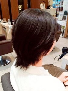 ミディアム・ミディアムヘアのカット・レングスのヘアカタログ・ヘアスタイル・髪型のイメージ・テイスト画像