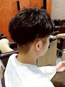 ミディアム・ミディアムヘアのカット・レングスのヘアカタログ・ヘアスタイル・髪型のイメージ・テイスト画像