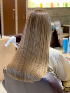 ミディアム・ミディアムヘアのカット・レングスのヘアカタログ・ヘアスタイル・髪型のイメージ・テイスト画像