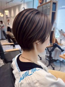 ミディアム・ミディアムヘアのカット・レングスのヘアカタログ・ヘアスタイル・髪型のイメージ・テイスト画像