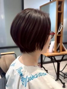 ミディアム・ミディアムヘアのカット・レングスのヘアカタログ・ヘアスタイル・髪型のイメージ・テイスト画像