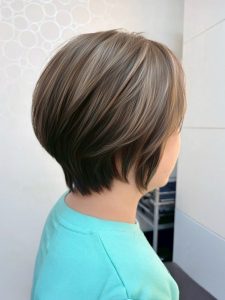 ミディアム・ミディアムヘアのカット・レングスのヘアカタログ・ヘアスタイル・髪型のイメージ・テイスト画像