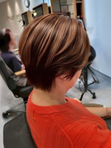 ミディアム・ミディアムヘアのカット・レングスのヘアカタログ・ヘアスタイル・髪型のイメージ・テイスト画像