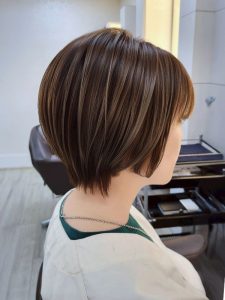 ミディアム・ミディアムヘアのカット・レングスのヘアカタログ・ヘアスタイル・髪型のイメージ・テイスト画像