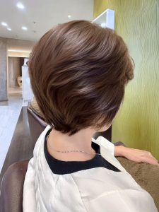 ミディアム・ミディアムヘアのカット・レングスのヘアカタログ・ヘアスタイル・髪型のイメージ・テイスト画像