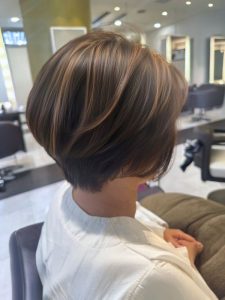 ミディアム・ミディアムヘアのカット・レングスのヘアカタログ・ヘアスタイル・髪型のイメージ・テイスト画像