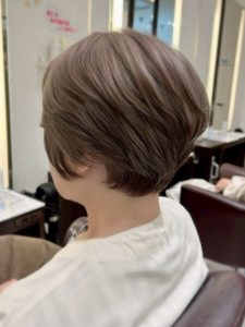 グレイ・グレーアッシュのカラーのヘアカタログ・ヘアスタイル・髪型のイメージ・テイスト画像