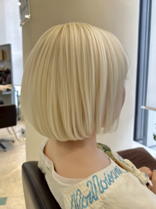 透け感プラチナブロンド × ミニマルボブのイメージ・テイスト画像