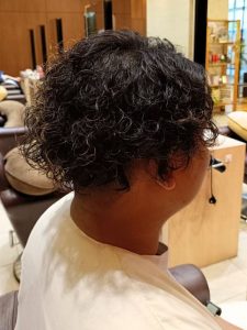 ミディアム・ミディアムヘアのカット・レングスのヘアカタログ・ヘアスタイル・髪型のイメージ・テイスト画像