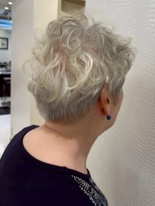 華やかカールのシルバーショートのイメージ・テイスト画像