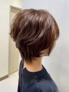 ミディアム・ミディアムヘアのカット・レングスのヘアカタログ・ヘアスタイル・髪型のイメージ・テイスト画像
