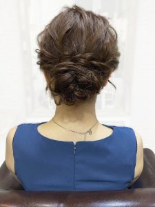 大人上品なルーズシニヨンのヘアカタログ・ヘアスタイル・髪型のイメージ・テイスト画像