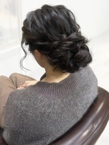 ミディアム・ミディアムヘアのカット・レングスのヘアカタログ・ヘアスタイル・髪型のイメージ・テイスト画像