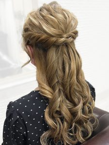 ミディアム・ミディアムヘアのカット・レングスのヘアカタログ・ヘアスタイル・髪型のイメージ・テイスト画像
