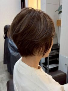 ミディアム・ミディアムヘアのカット・レングスのヘアカタログ・ヘアスタイル・髪型のイメージ・テイスト画像