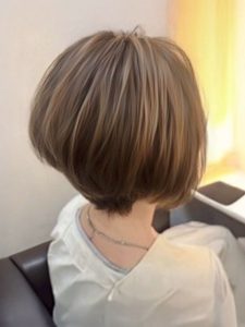ミディアム・ミディアムヘアのカット・レングスのヘアカタログ・ヘアスタイル・髪型のイメージ・テイスト画像
