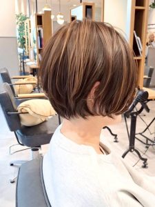 ミディアム・ミディアムヘアのカット・レングスのヘアカタログ・ヘアスタイル・髪型のイメージ・テイスト画像