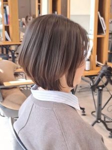 ミディアム・ミディアムヘアのカット・レングスのヘアカタログ・ヘアスタイル・髪型のイメージ・テイスト画像
