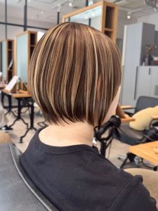 ミディアム・ミディアムヘアのカット・レングスのヘアカタログ・ヘアスタイル・髪型のイメージ・テイスト画像