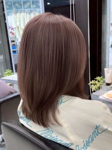 ミディアム・ミディアムヘアのカット・レングスのヘアカタログ・ヘアスタイル・髪型のイメージ・テイスト画像