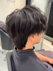 ミディアム・ミディアムヘアのカット・レングスのヘアカタログ・ヘアスタイル・髪型のイメージ・テイスト画像