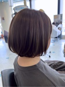 ミディアム・ミディアムヘアのカット・レングスのヘアカタログ・ヘアスタイル・髪型のイメージ・テイスト画像