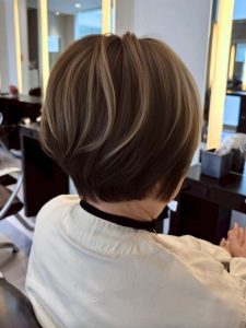 ミディアム・ミディアムヘアのカット・レングスのヘアカタログ・ヘアスタイル・髪型のイメージ・テイスト画像