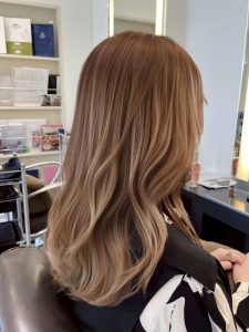 ミディアム・ミディアムヘアのカット・レングスのヘアカタログ・ヘアスタイル・髪型のイメージ・テイスト画像