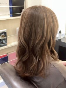 ミディアム・ミディアムヘアのカット・レングスのヘアカタログ・ヘアスタイル・髪型のイメージ・テイスト画像