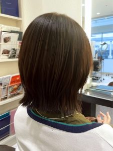 ミディアム・ミディアムヘアのカット・レングスのヘアカタログ・ヘアスタイル・髪型のイメージ・テイスト画像