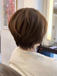 ミディアム・ミディアムヘアのカット・レングスのヘアカタログ・ヘアスタイル・髪型のイメージ・テイスト画像