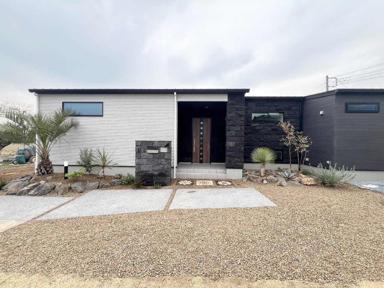 機能的でデザイン性溢れる！高天井と勾配天井の開放的な平屋建て！