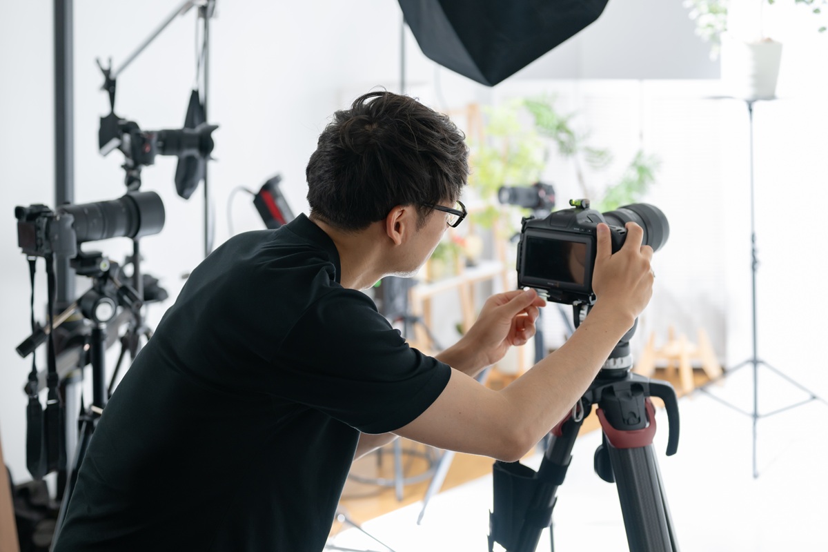 撮影をするカメラマン
