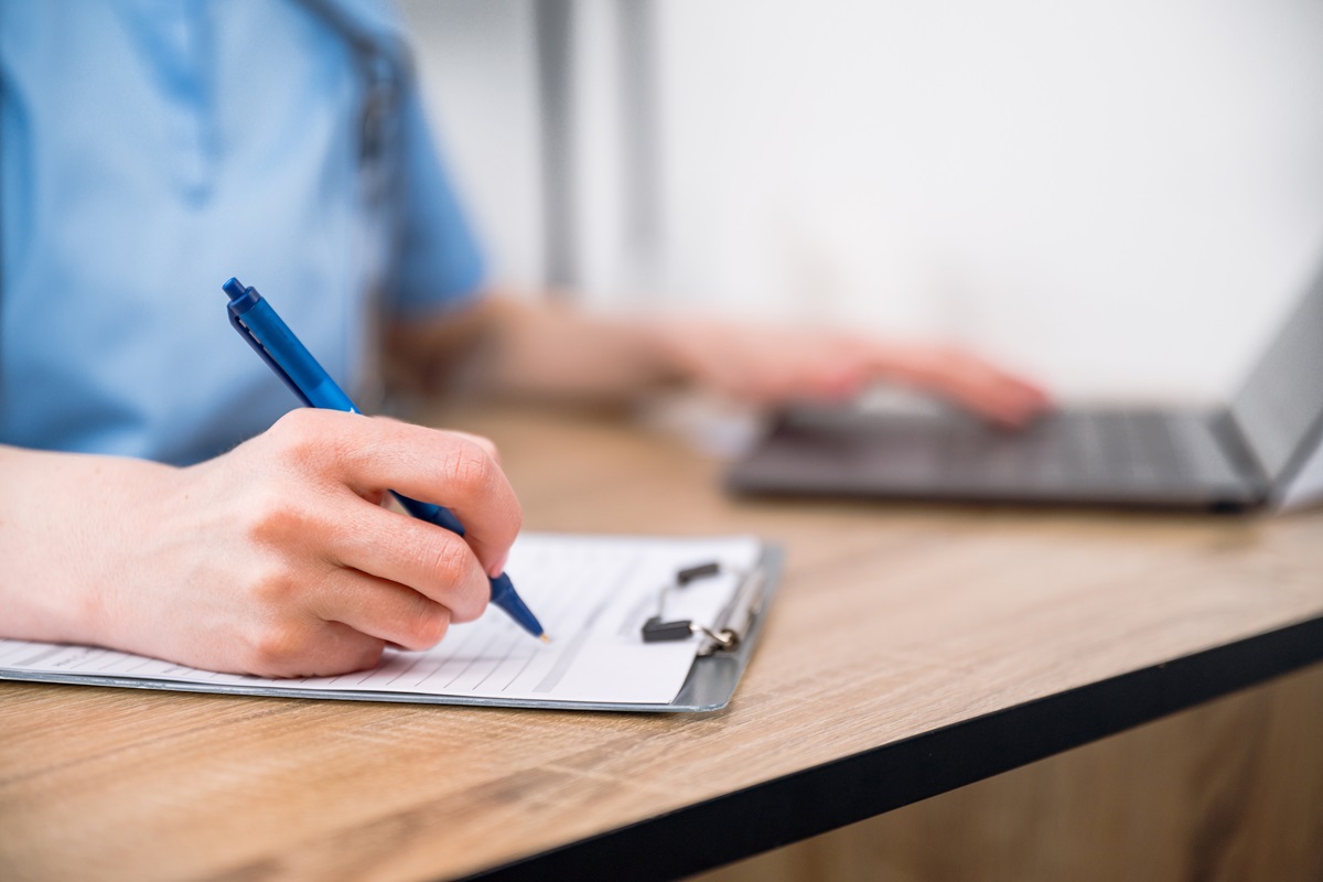 メモしている人