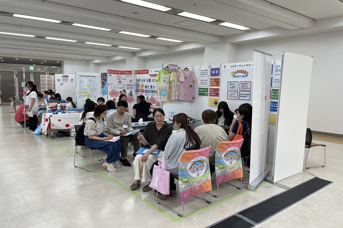 園の担当者と話をする保育学生