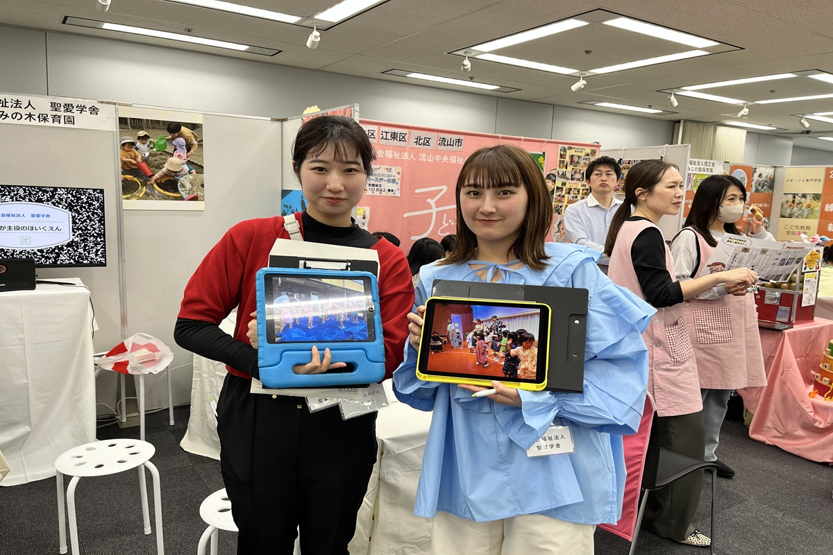 園のブースで話を聞く保育学生