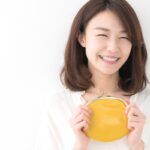 財布を持つ保育士　サムネ