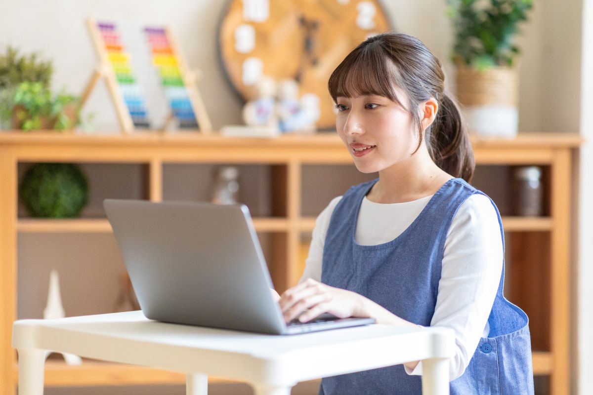 PCを使う保育士