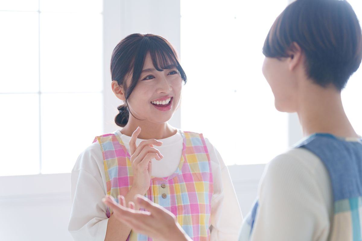 話す保育士