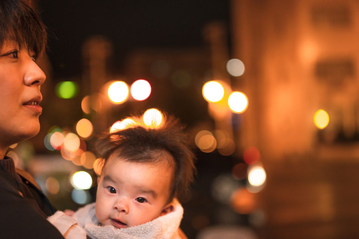 夜に登園する親子