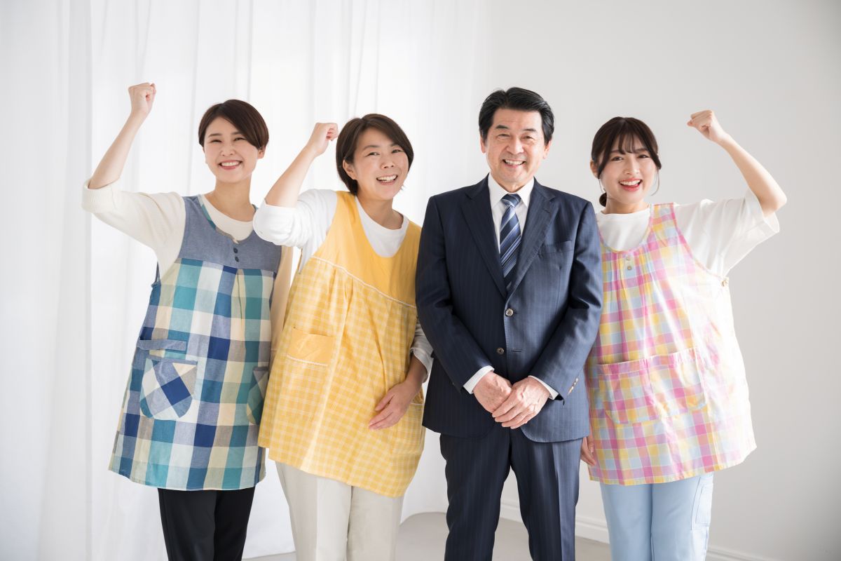 よろこぶ保育士と園長