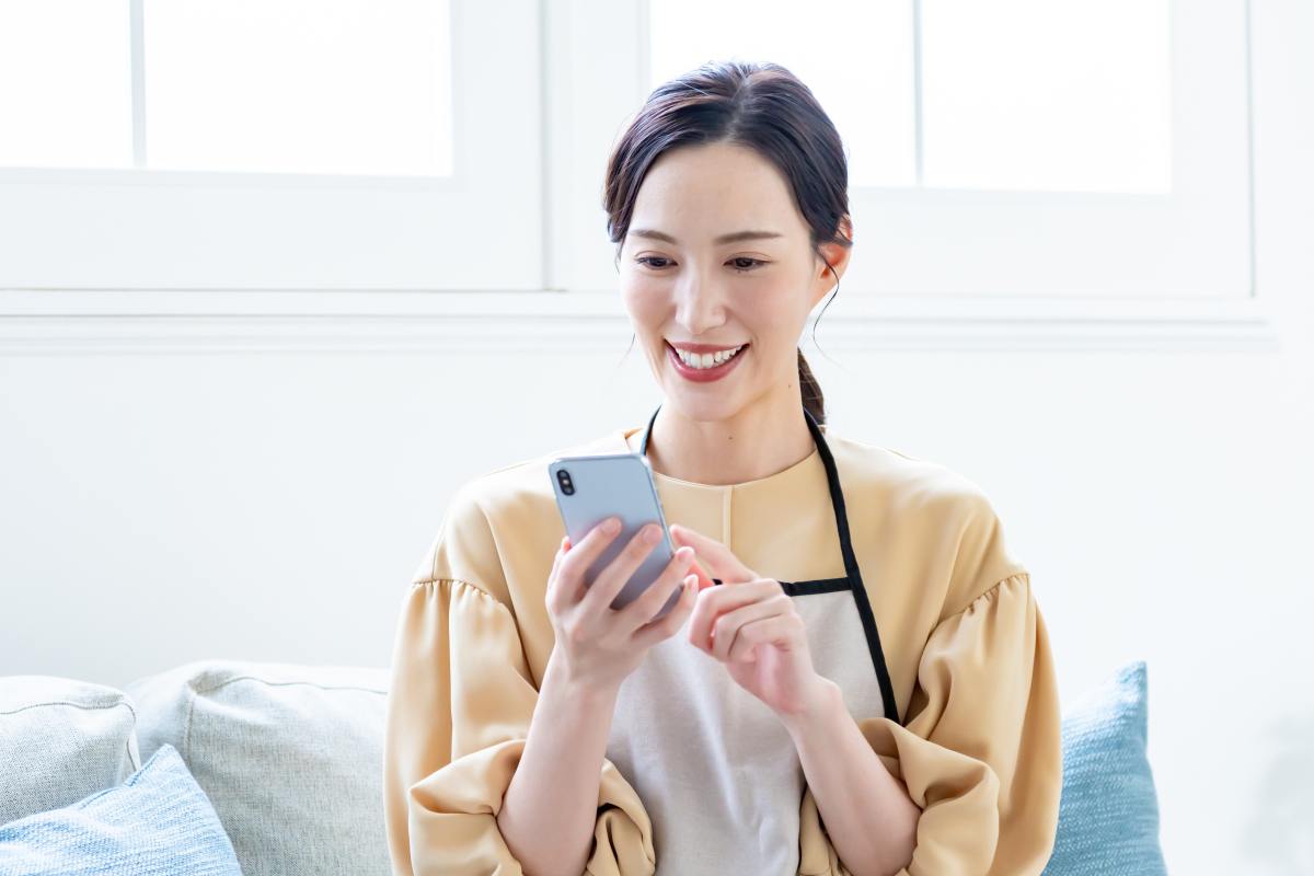 求人を見る保育士