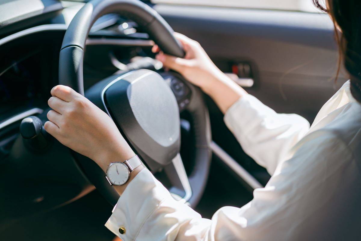 運転中の女性