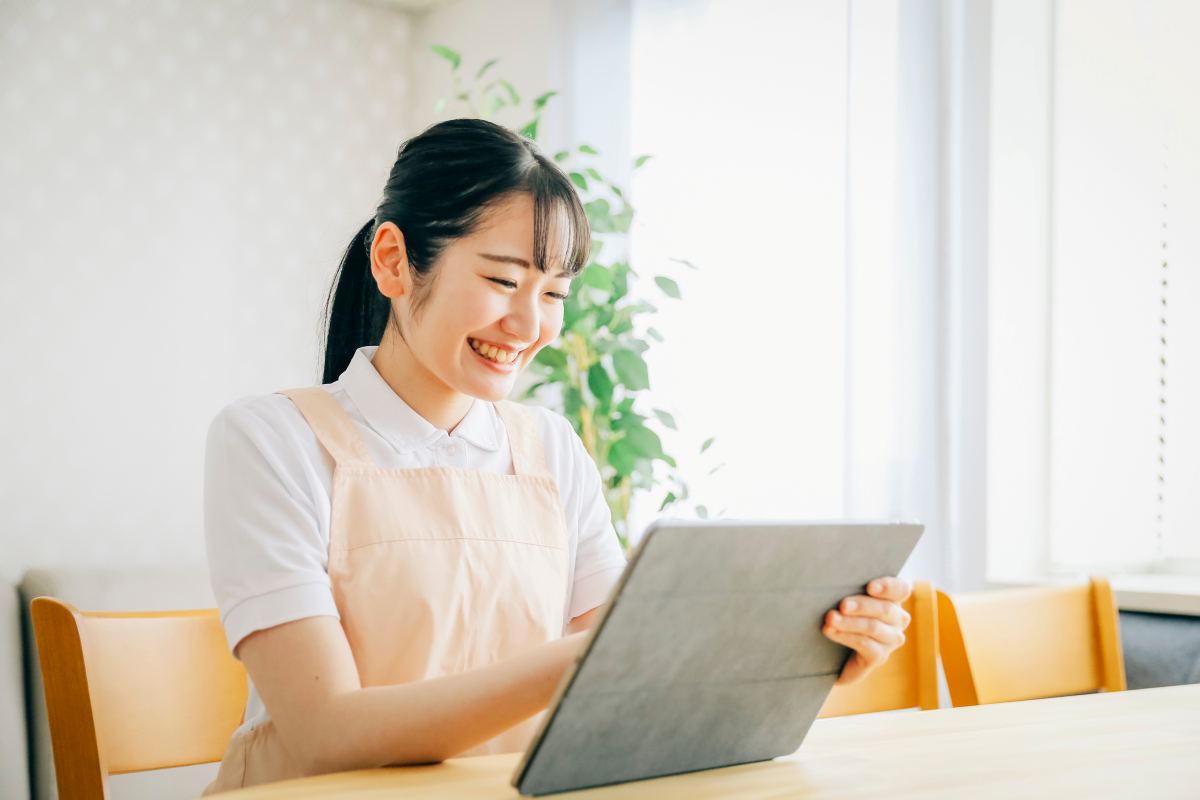 タブレットを使う保育士