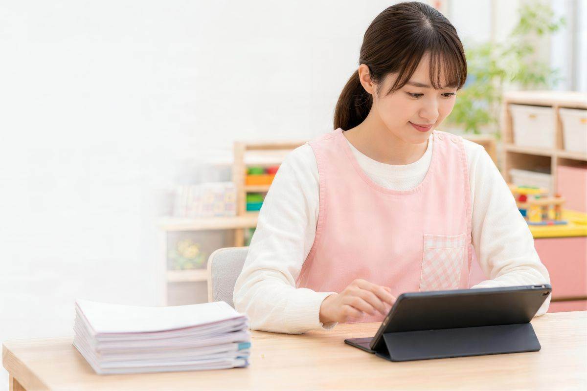 指導案を作成する保育士