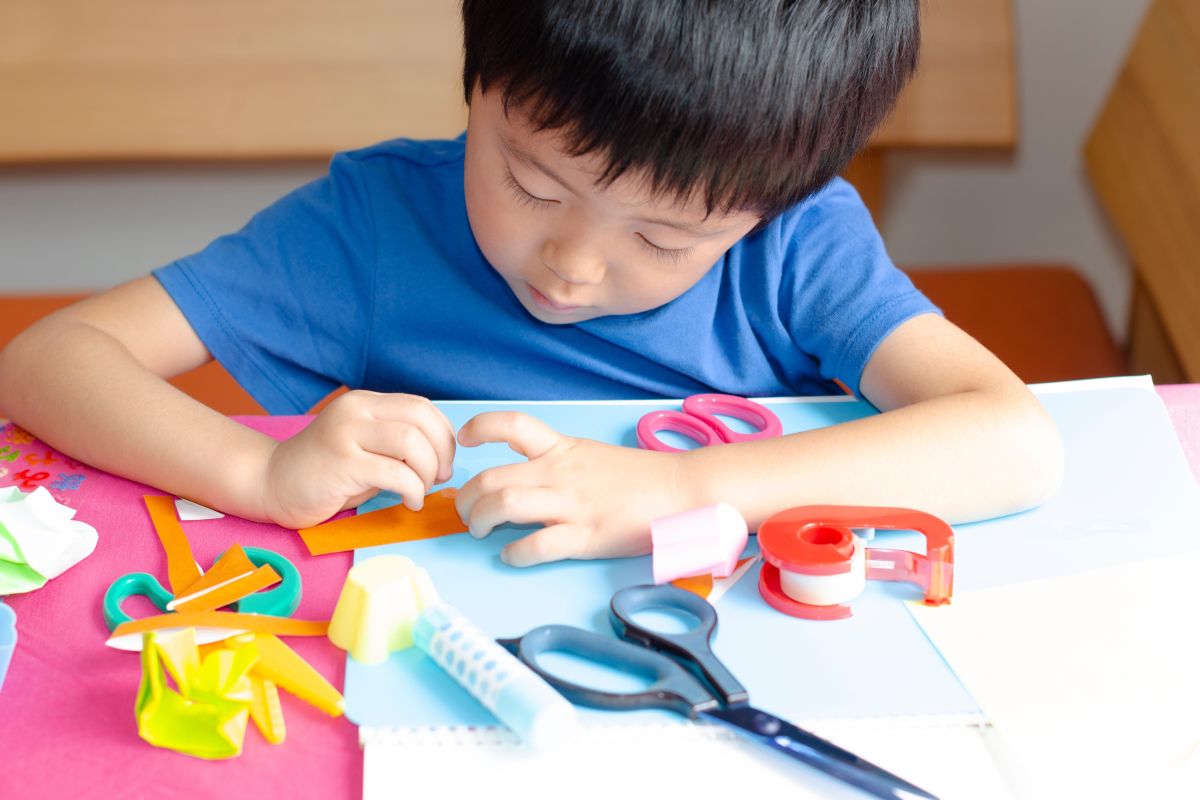 製作する子ども