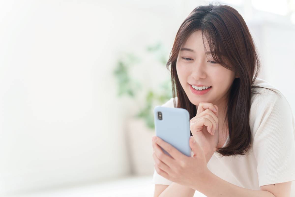 スマホを見る求職者