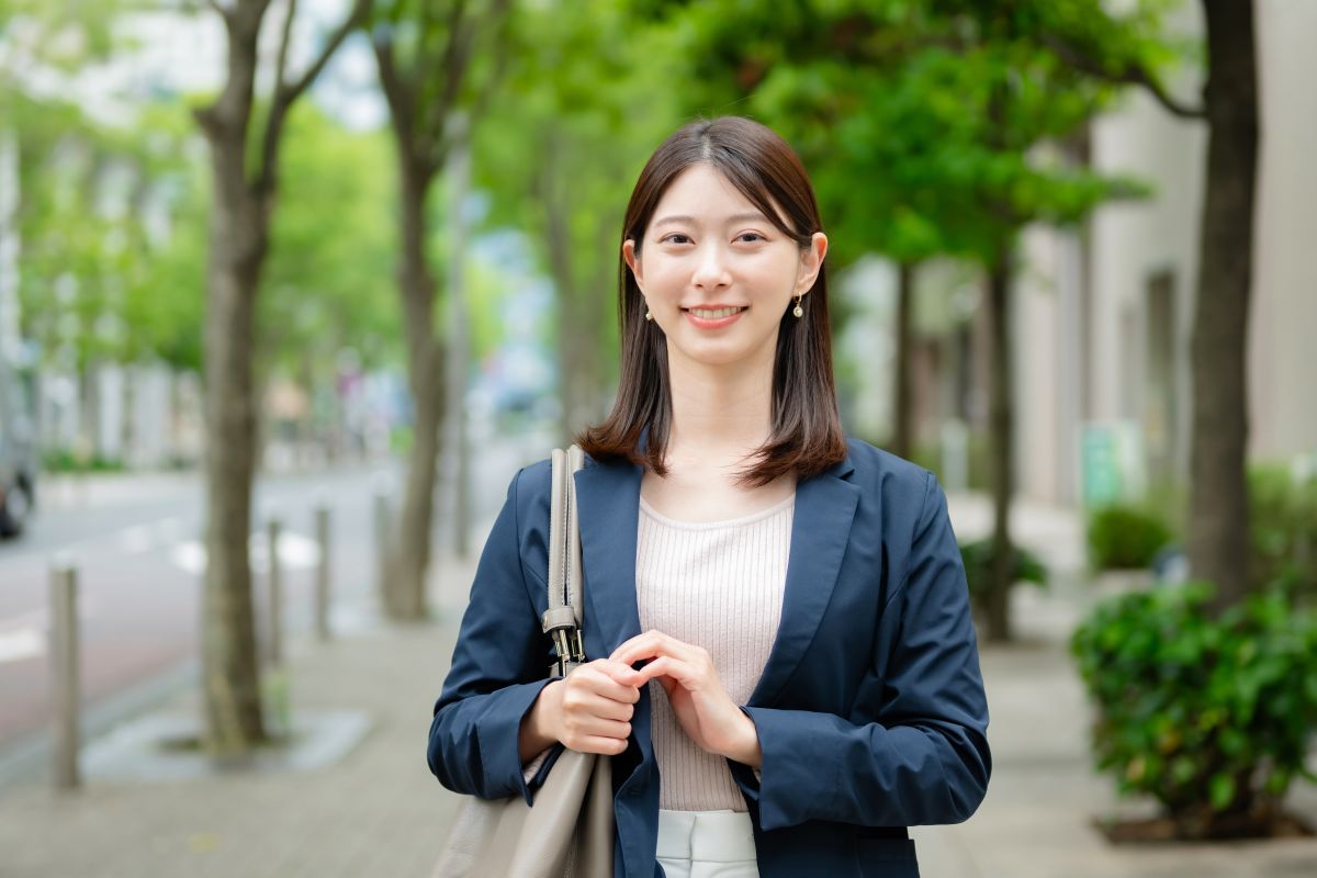 スーツの女性