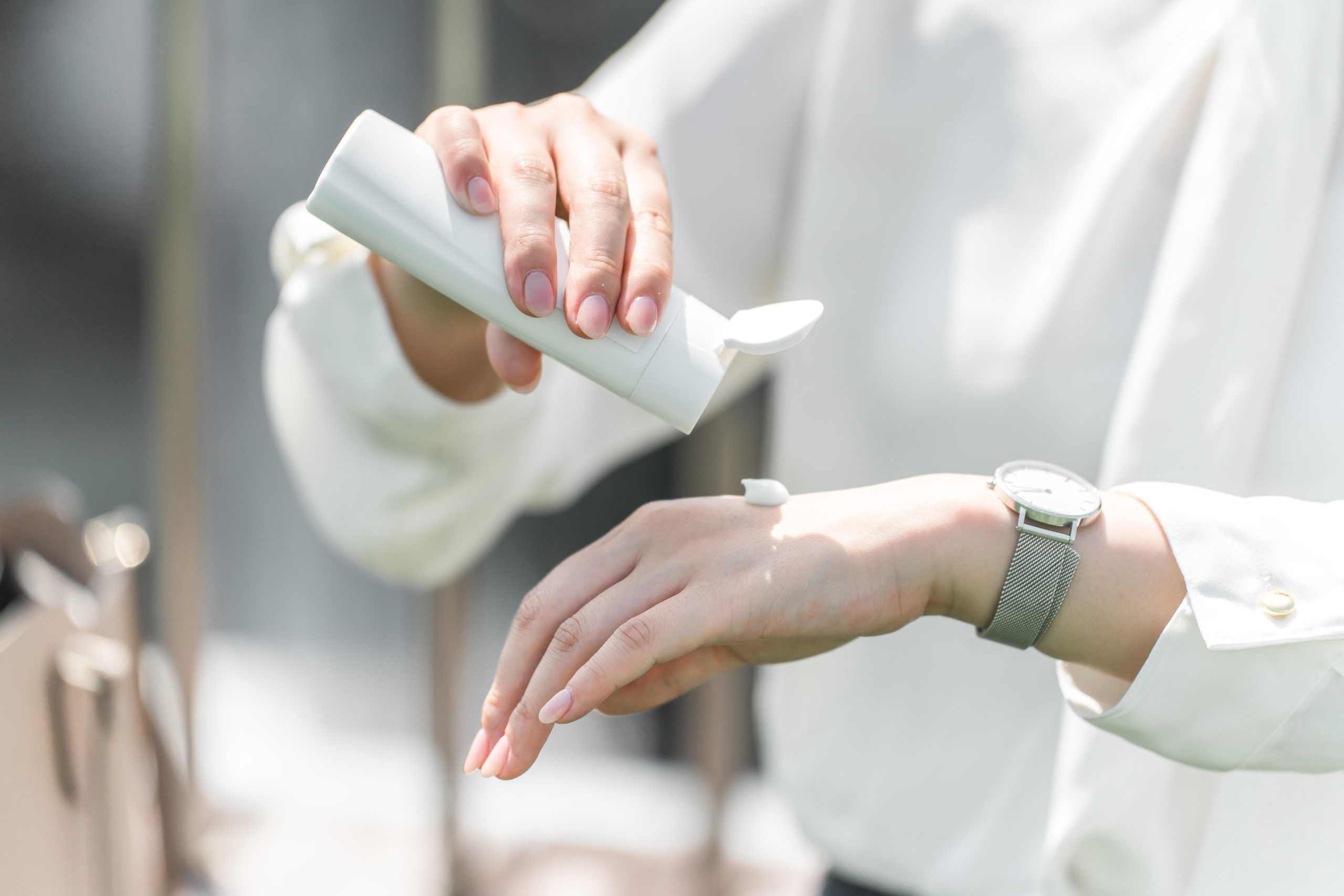 制汗剤をつける女性