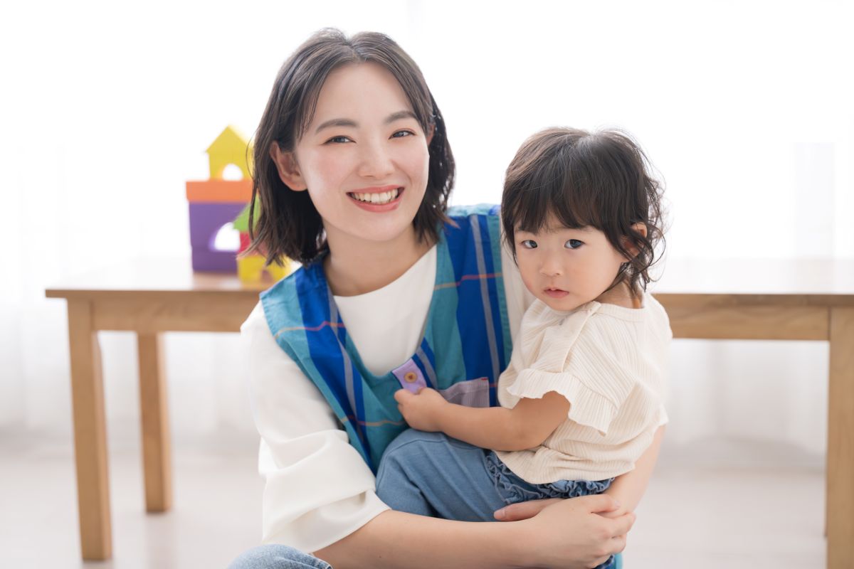 保育士と赤ちゃん